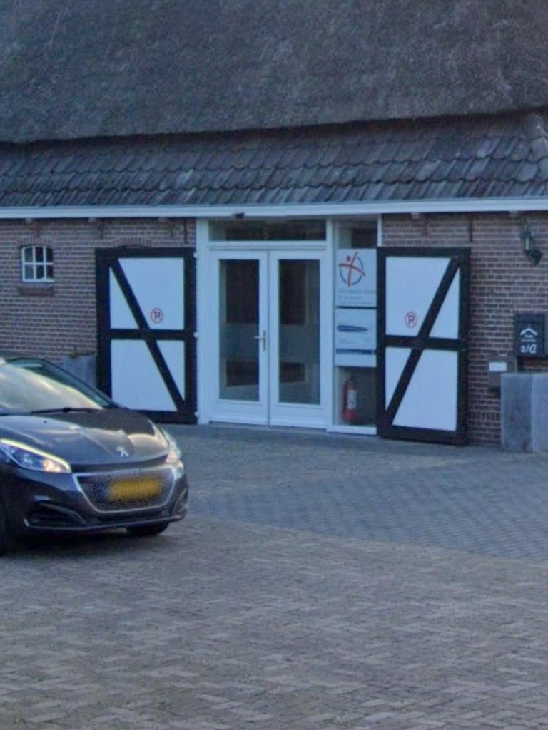 Entree praktijklocatie Aqua Capella aan de Hempenserweg 2A te Leeuwarden met gratis parkeren voor de deur