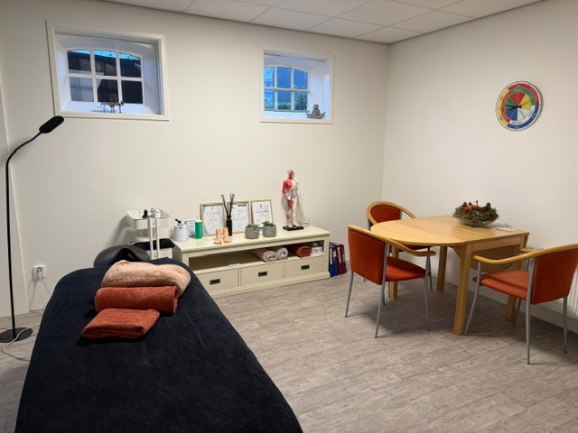Sfeervolle werkkamer en praktijkruimte met behandeltafel van Karin van der Zalm aan de Hempenserweg 2A te Leeuwarden